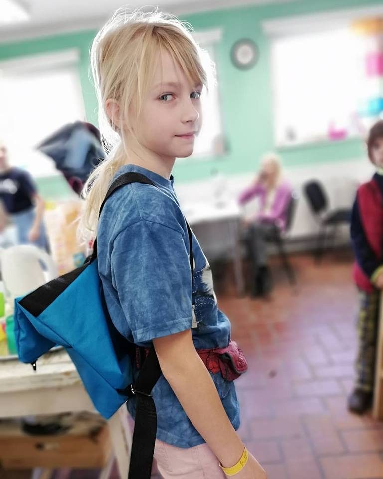 Büszke gyerekek, saját roll up hátizsákokkal