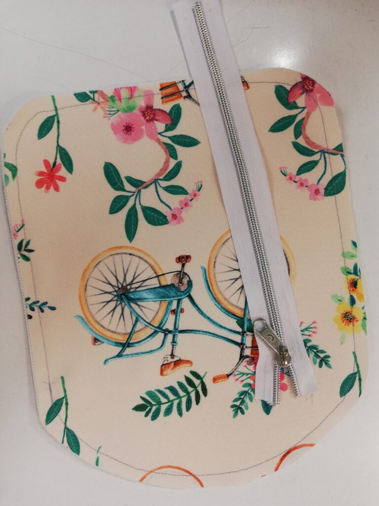 Táska zsebbe cipzár varrás