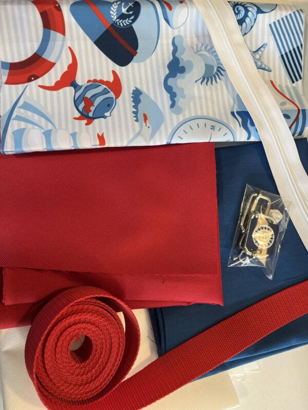 att.u0YJvEybP55g5E-QMWXJSPy8fBe_e8PTRiGMkA67NfM Piros vízlepergetős vászon tengerész mintás zsebbel